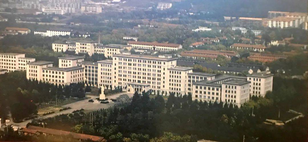六十竞风华丨千里移师赴荆楚从大山大川走向大江大河！