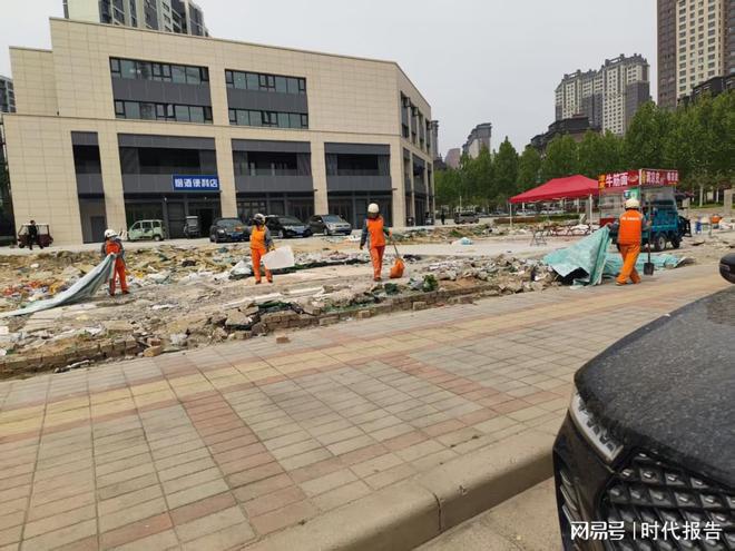 政企携手“清污去路拌法杂”专项清洁行动净化街路侧安全净区区环